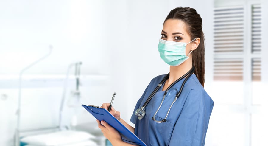 Сколько зарабатывает медсестра в 2026 году: реальные зарплаты по регионам, специализациям и клиникам