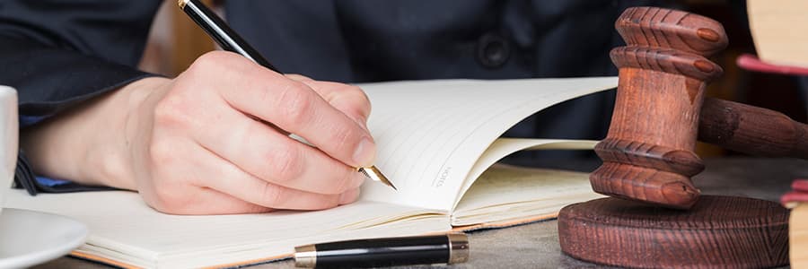 Средняя зарплата судьи в России в 2026 году